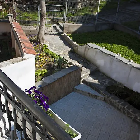 Ulpia House בית הארחה