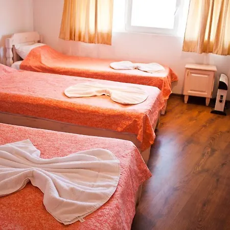 Ulpia House בית הארחה *