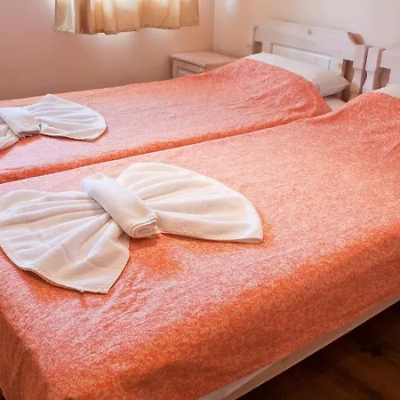 Ulpia House Guest house *
