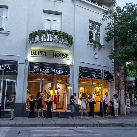 Ulpia House בית הארחה